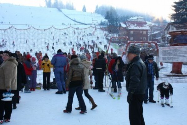 Pârtia din Vatra Dornei, plină de turişti